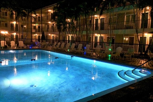 Lantern Inn & Suites zwembad avond